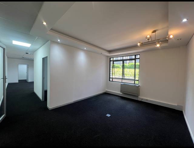 90M² OFFICE TO LET IN HYDE PARK